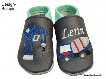 Lederpuschen anthrazit-mint mit Namen weiß Betonmischer (jeansblau-grau-schwarz-weiß Räder anthrazit-grau Streifen rot und Stern mint) und Kran jeansblau grau schwarz mint